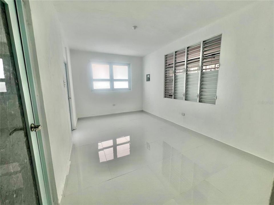 合同活跃: $210,000 (4 贝兹, 2 浴室, 1331 平方英尺)