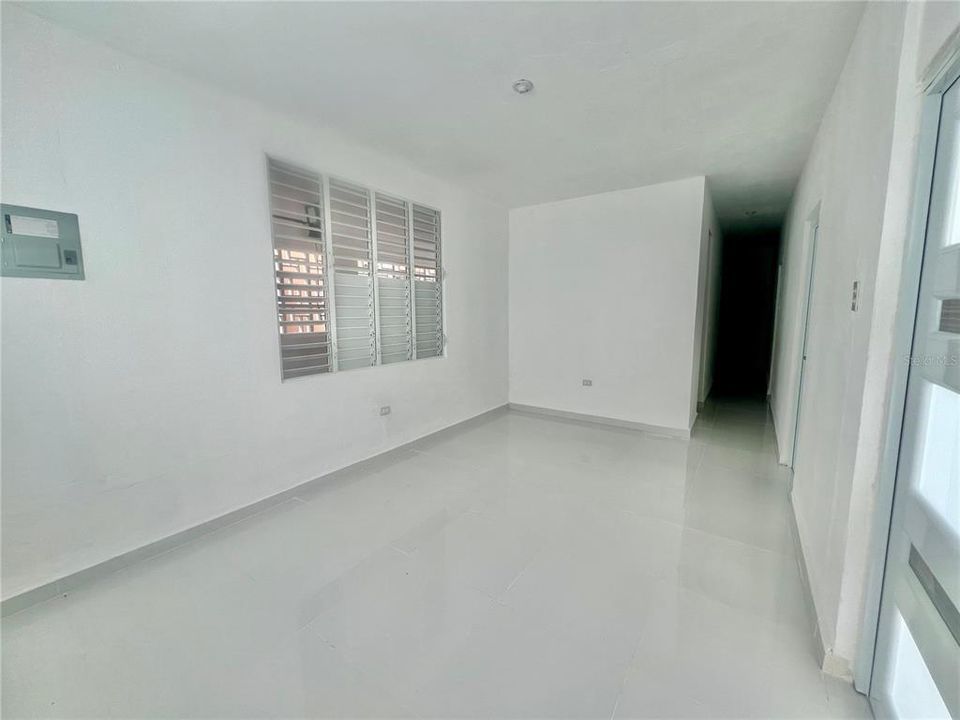 合同活跃: $210,000 (4 贝兹, 2 浴室, 1331 平方英尺)