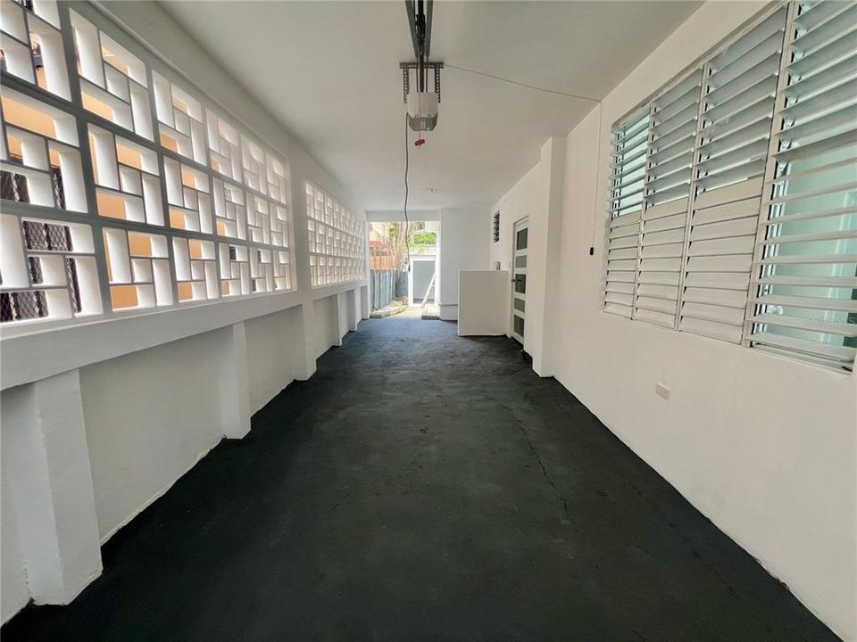 合同活跃: $210,000 (4 贝兹, 2 浴室, 1331 平方英尺)