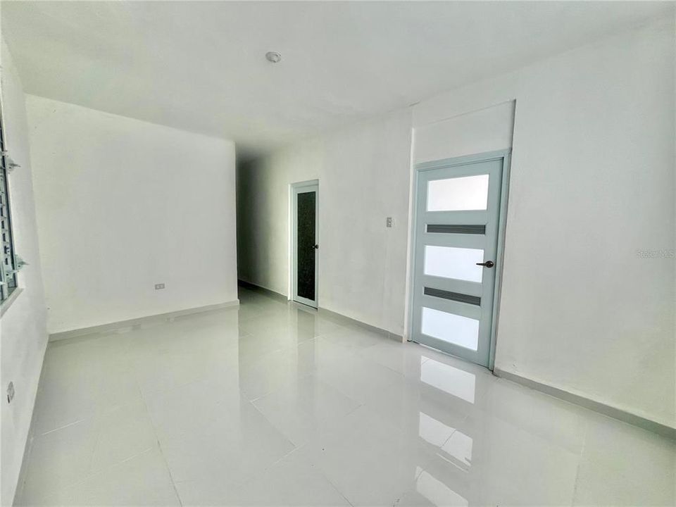 合同活跃: $210,000 (4 贝兹, 2 浴室, 1331 平方英尺)