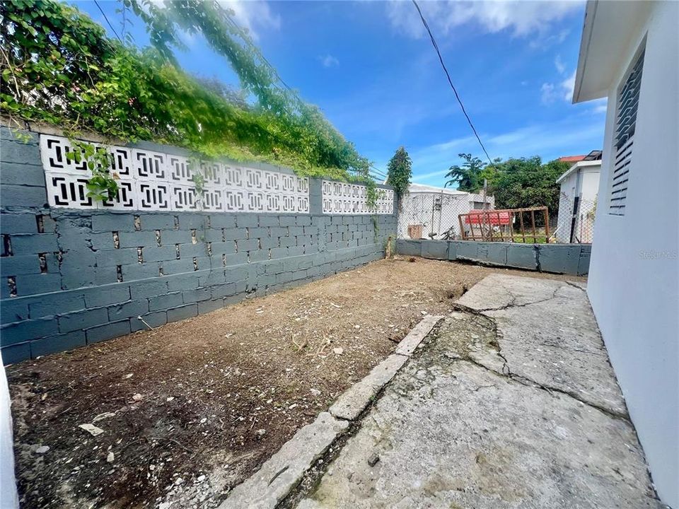 合同活跃: $210,000 (4 贝兹, 2 浴室, 1331 平方英尺)