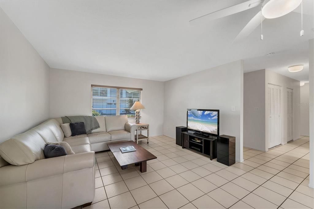 For Sale: $335,000 (2 beds, 2 baths, 1278 Square Feet)