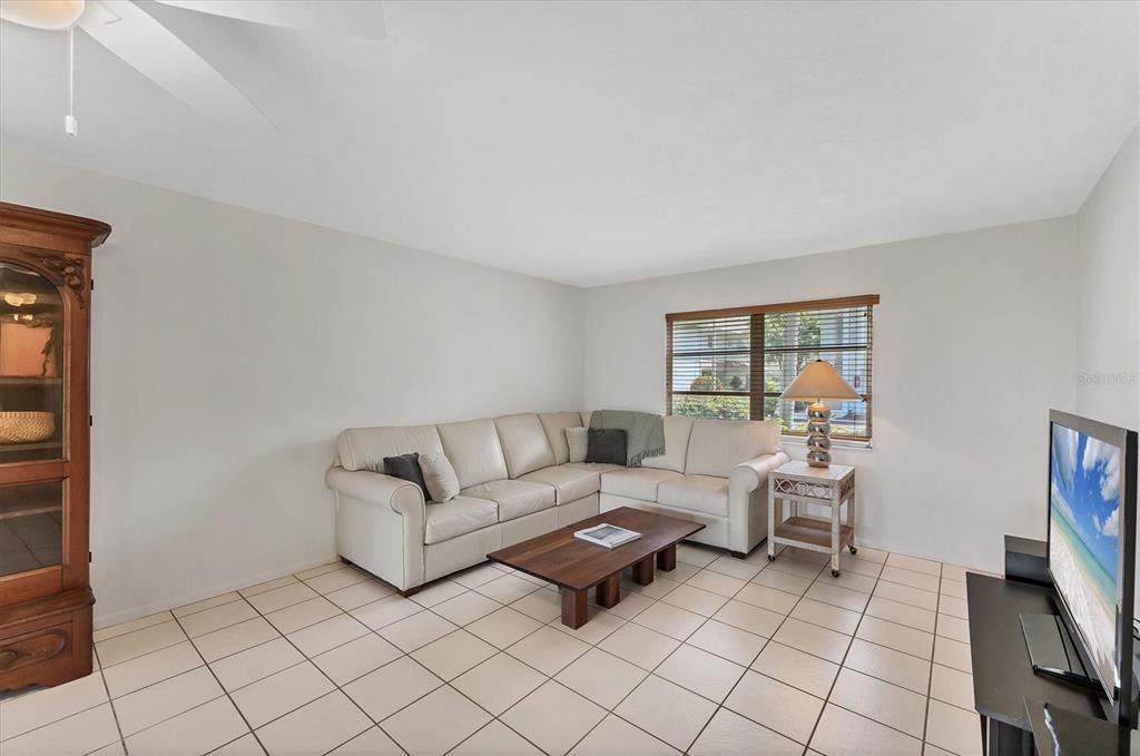 For Sale: $335,000 (2 beds, 2 baths, 1278 Square Feet)