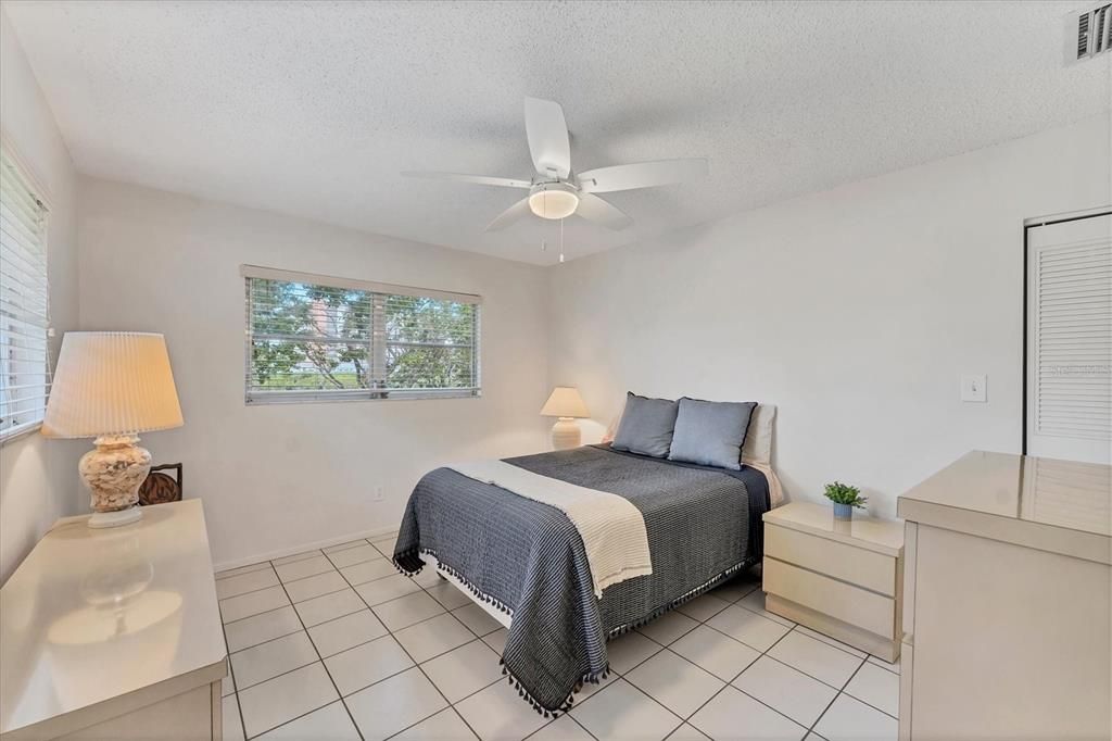 For Sale: $335,000 (2 beds, 2 baths, 1278 Square Feet)