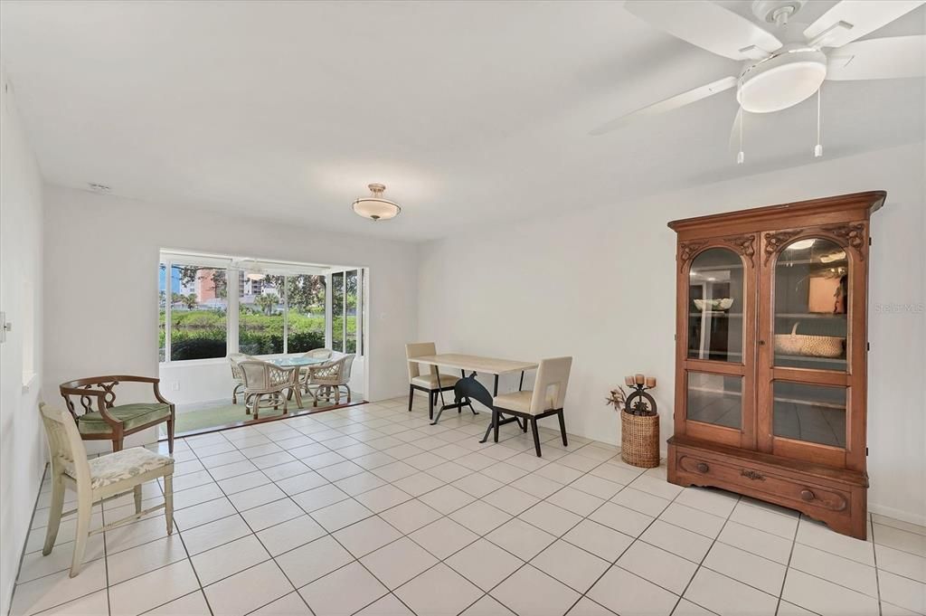 For Sale: $335,000 (2 beds, 2 baths, 1278 Square Feet)