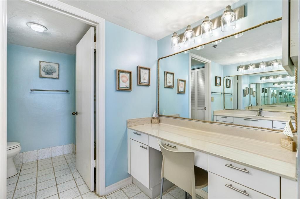 На продажу: $324,900 (2 спален, 2 ванн, 1088 Квадратных фут)