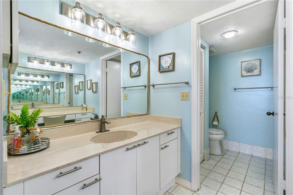 На продажу: $324,900 (2 спален, 2 ванн, 1088 Квадратных фут)