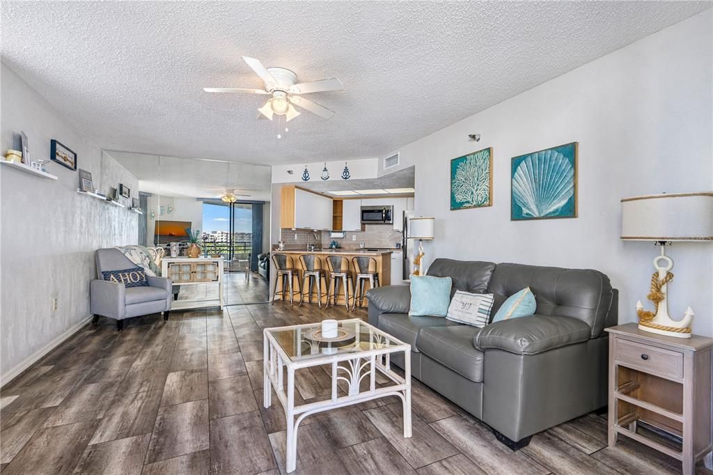 На продажу: $324,900 (2 спален, 2 ванн, 1088 Квадратных фут)