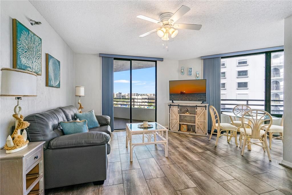 На продажу: $324,900 (2 спален, 2 ванн, 1088 Квадратных фут)