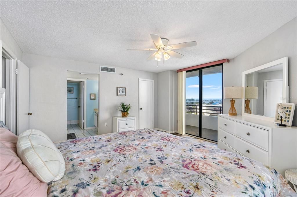 На продажу: $324,900 (2 спален, 2 ванн, 1088 Квадратных фут)