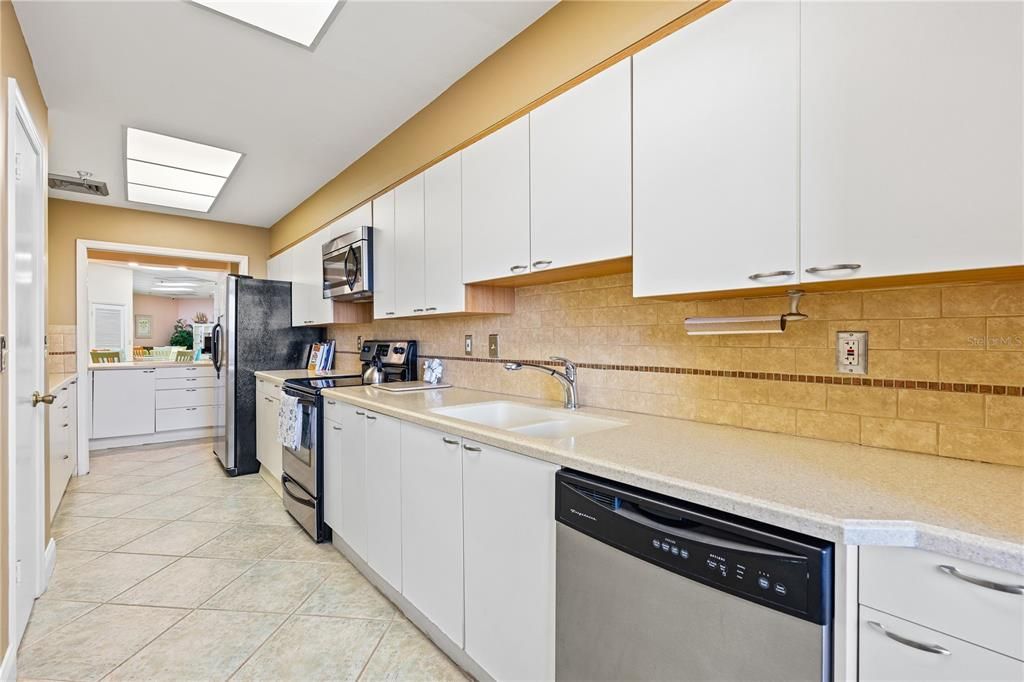 На продажу: $324,900 (2 спален, 2 ванн, 1088 Квадратных фут)