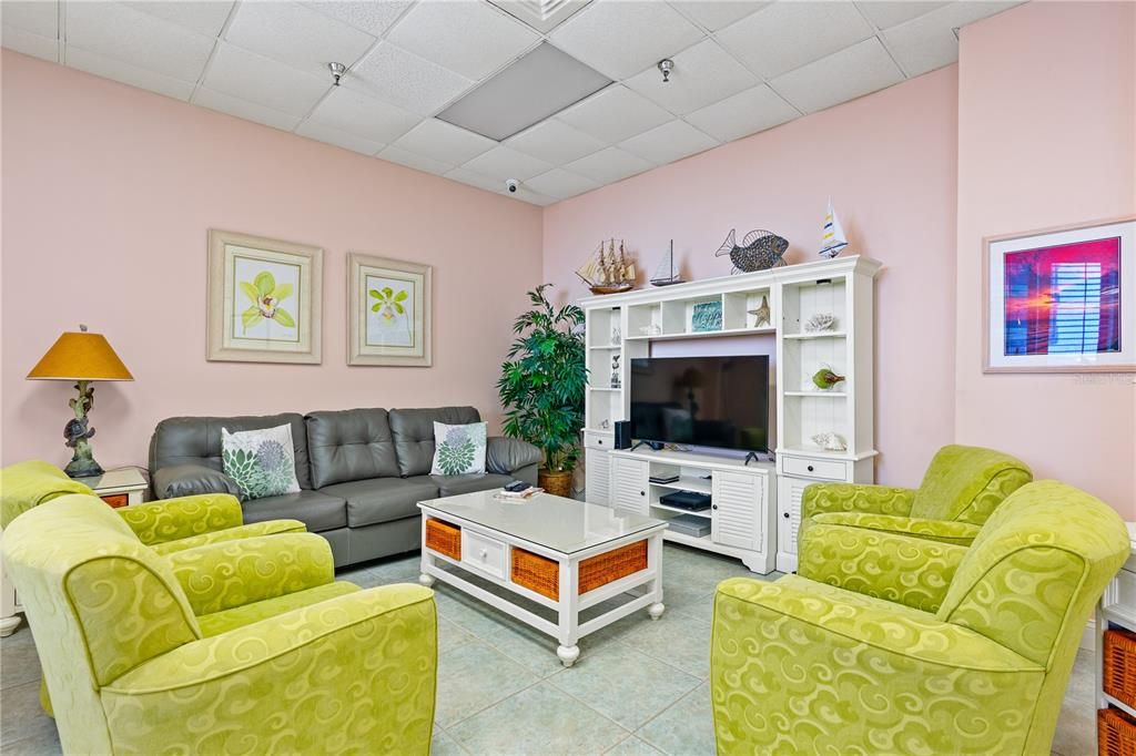 На продажу: $324,900 (2 спален, 2 ванн, 1088 Квадратных фут)