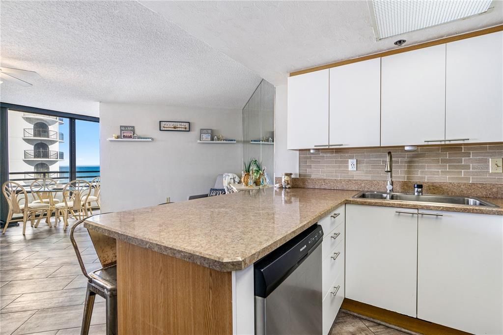 На продажу: $324,900 (2 спален, 2 ванн, 1088 Квадратных фут)