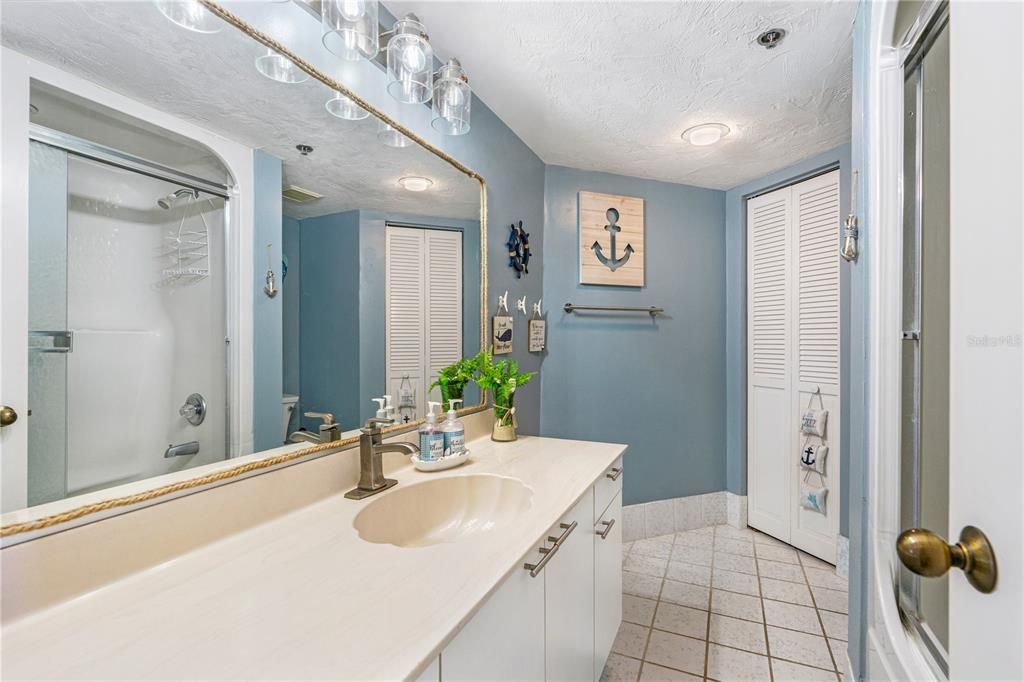 На продажу: $324,900 (2 спален, 2 ванн, 1088 Квадратных фут)