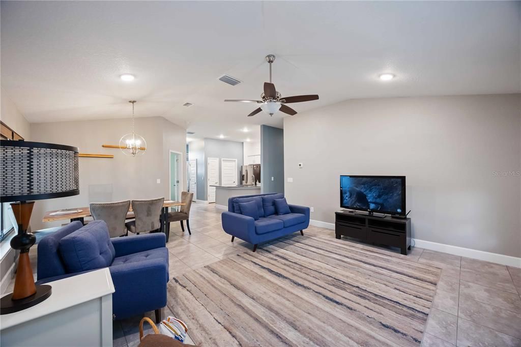 En Venta: $450,000 (4 camas, 2 baños, 1617 Pies cuadrados)