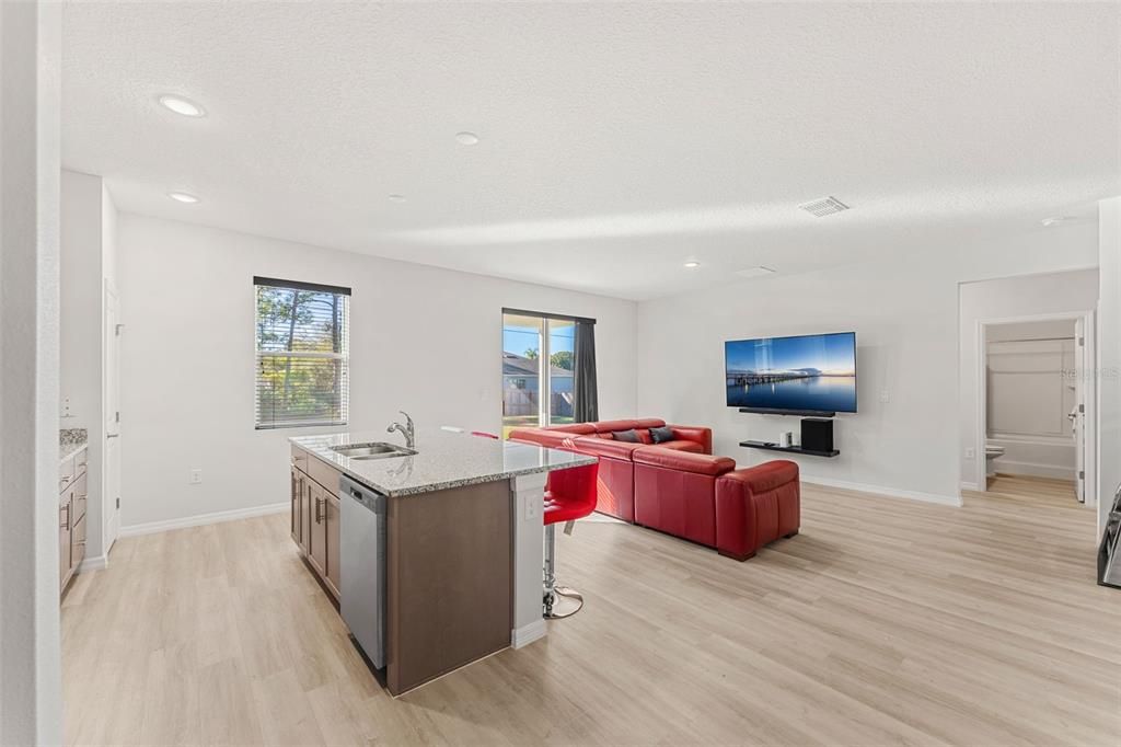 Active With Contract: $309,999 (3 beds, 2 baths, 1541 Square Feet)