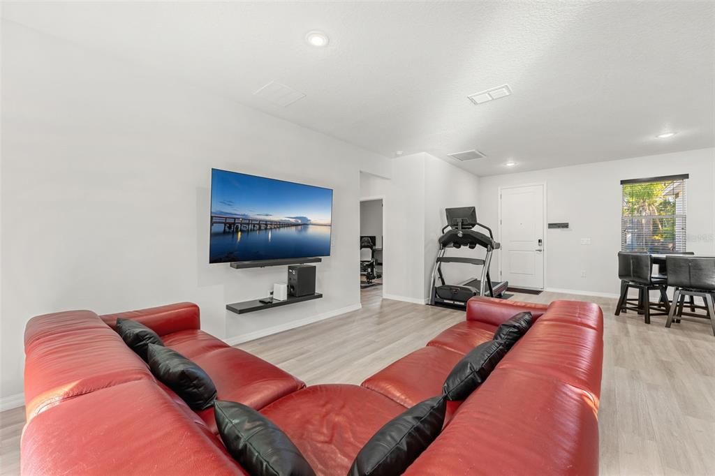 Active With Contract: $309,999 (3 beds, 2 baths, 1541 Square Feet)