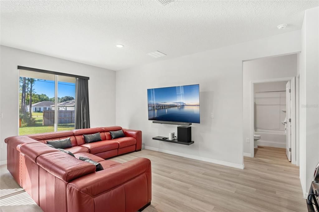 Active With Contract: $309,999 (3 beds, 2 baths, 1541 Square Feet)