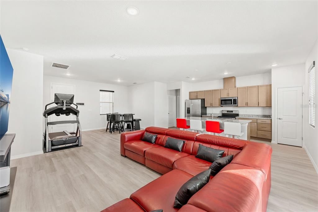 Active With Contract: $309,999 (3 beds, 2 baths, 1541 Square Feet)