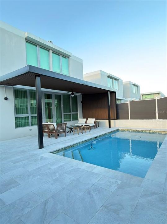 En Venta: $1,185,000 (3 camas, 2 baños, 2775 Pies cuadrados)