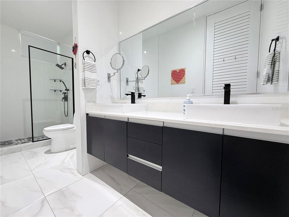 En Venta: $1,185,000 (3 camas, 2 baños, 2775 Pies cuadrados)