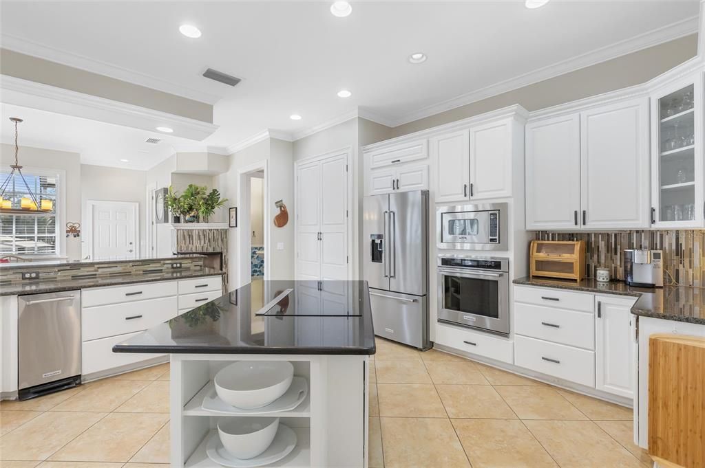 For Sale: $2,399,000 (6 beds, 5 baths, 5266 Square Feet)