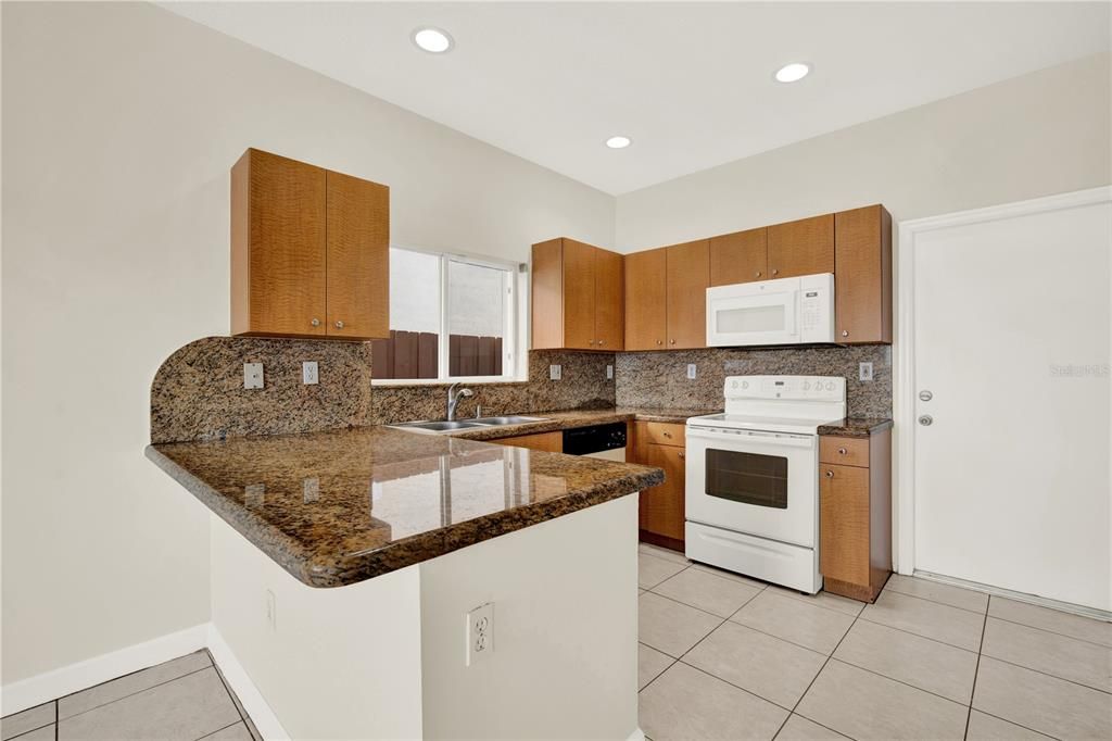 合同活跃: $729,000 (3 贝兹, 2 浴室, 1431 平方英尺)