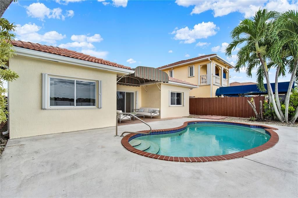 合同活跃: $729,000 (3 贝兹, 2 浴室, 1431 平方英尺)