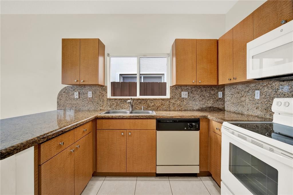 合同活跃: $729,000 (3 贝兹, 2 浴室, 1431 平方英尺)