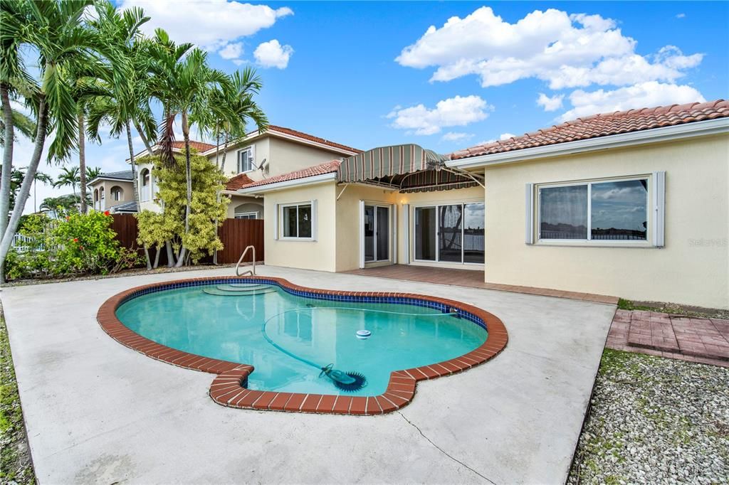 合同活跃: $729,000 (3 贝兹, 2 浴室, 1431 平方英尺)