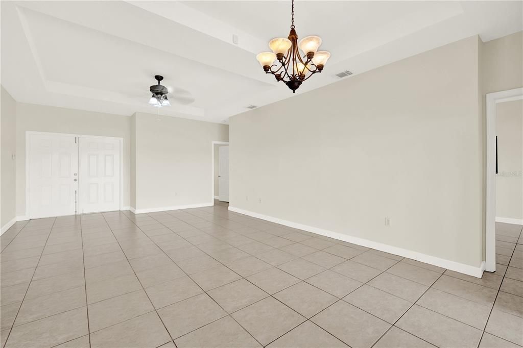 合同活跃: $729,000 (3 贝兹, 2 浴室, 1431 平方英尺)