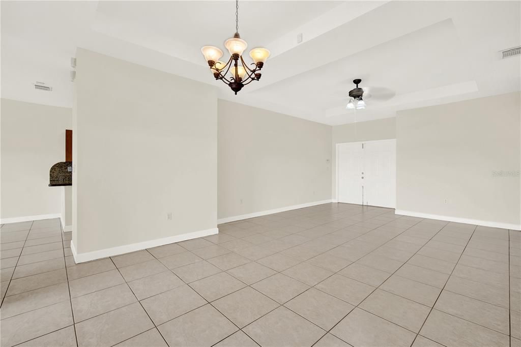 合同活跃: $729,000 (3 贝兹, 2 浴室, 1431 平方英尺)