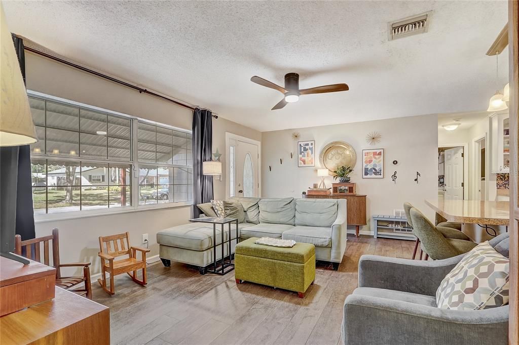 Active With Contract: $375,000 (3 beds, 2 baths, 1200 Square Feet)