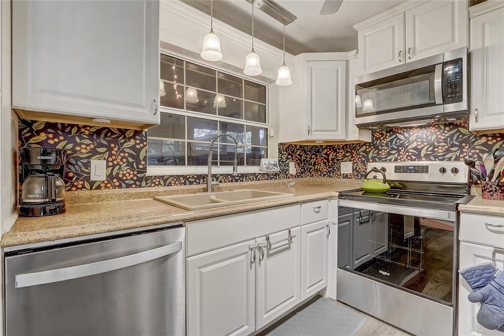 Active With Contract: $375,000 (3 beds, 2 baths, 1200 Square Feet)