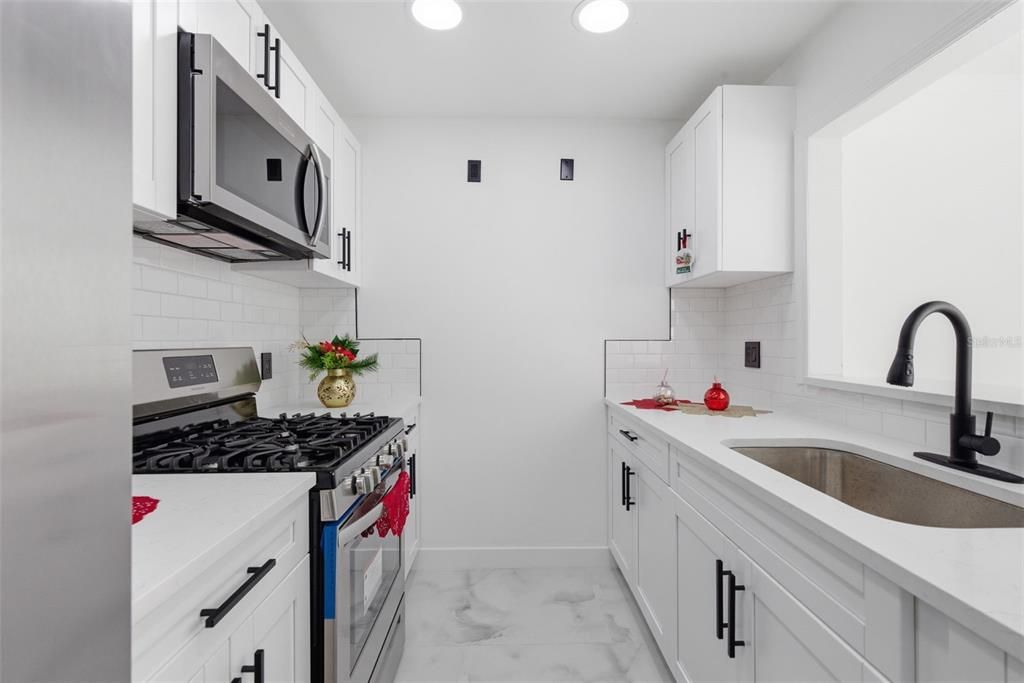 Active With Contract: $320,000 (3 beds, 2 baths, 1466 Square Feet)