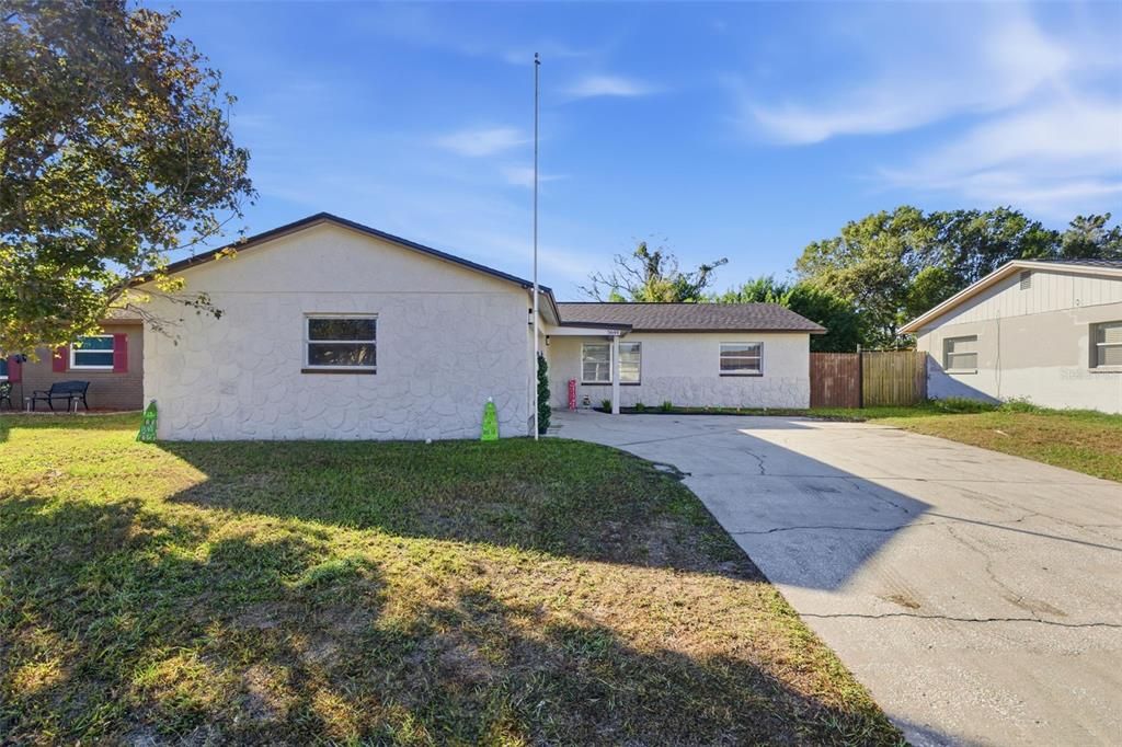 Active With Contract: $320,000 (3 beds, 2 baths, 1466 Square Feet)