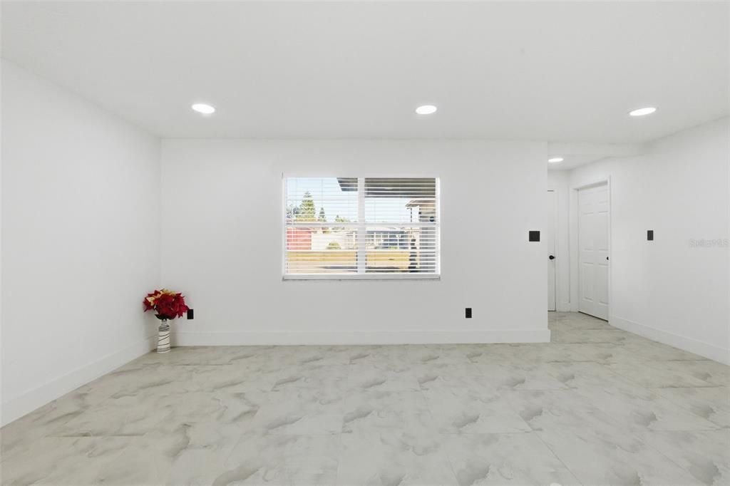 Active With Contract: $320,000 (3 beds, 2 baths, 1466 Square Feet)
