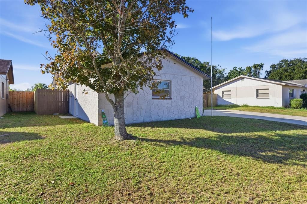 Active With Contract: $320,000 (3 beds, 2 baths, 1466 Square Feet)