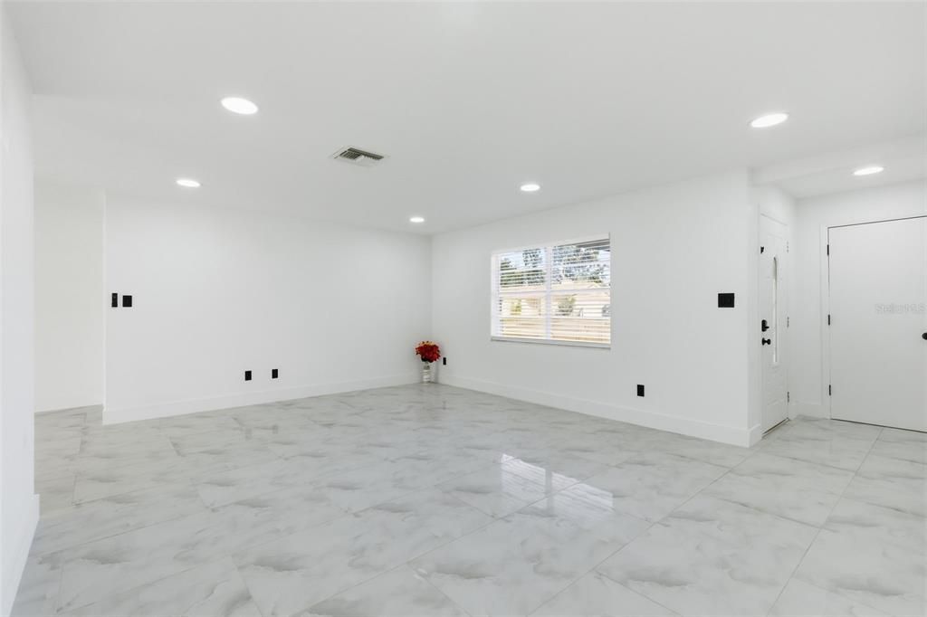 Active With Contract: $320,000 (3 beds, 2 baths, 1466 Square Feet)