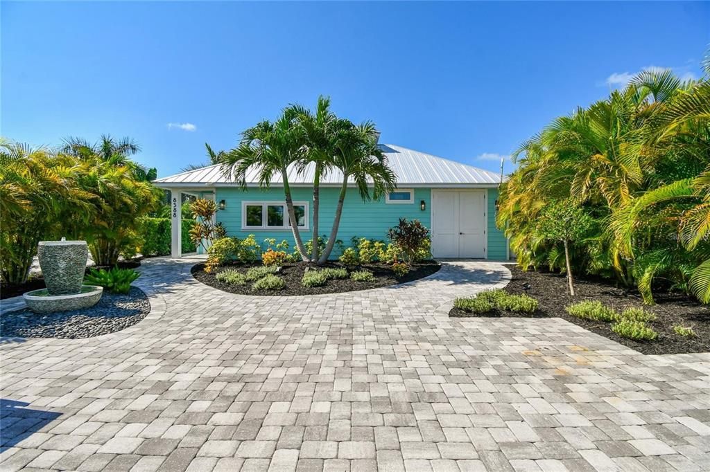 For Sale: $449,000 (1 beds, 1 baths, 1000 Square Feet)