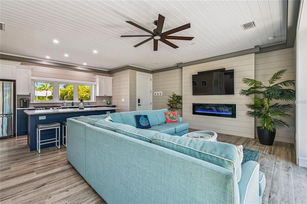 For Sale: $449,000 (1 beds, 1 baths, 1000 Square Feet)