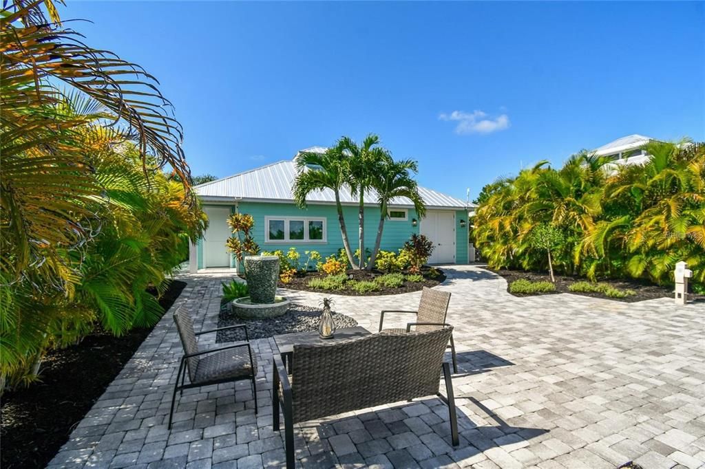 For Sale: $449,000 (1 beds, 1 baths, 1000 Square Feet)