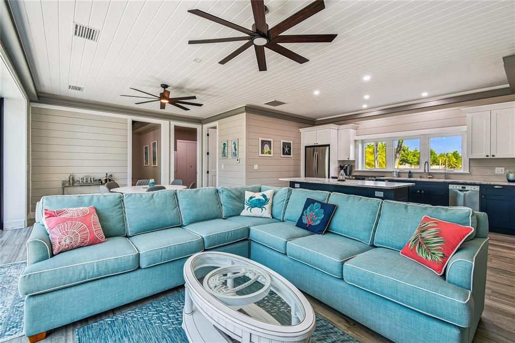 For Sale: $449,000 (1 beds, 1 baths, 1000 Square Feet)