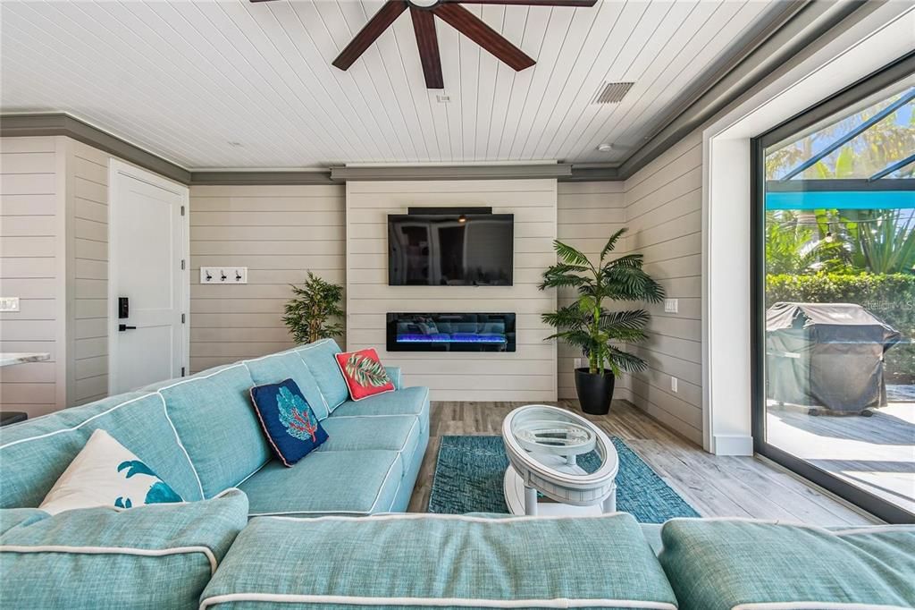 For Sale: $449,000 (1 beds, 1 baths, 1000 Square Feet)