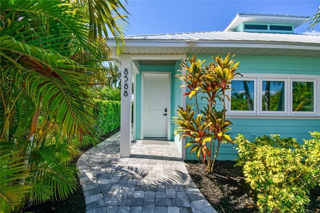 For Sale: $449,000 (1 beds, 1 baths, 1000 Square Feet)