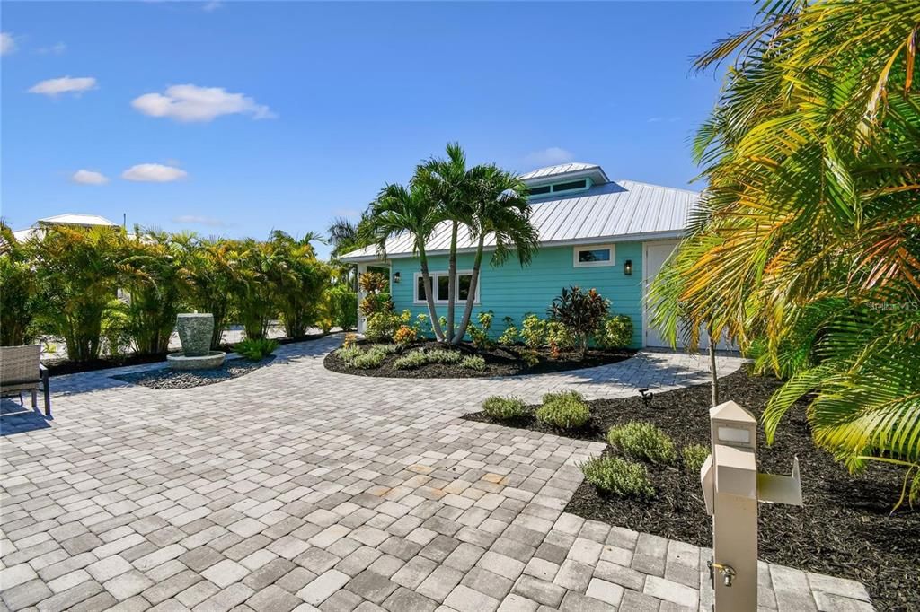 For Sale: $449,000 (1 beds, 1 baths, 1000 Square Feet)