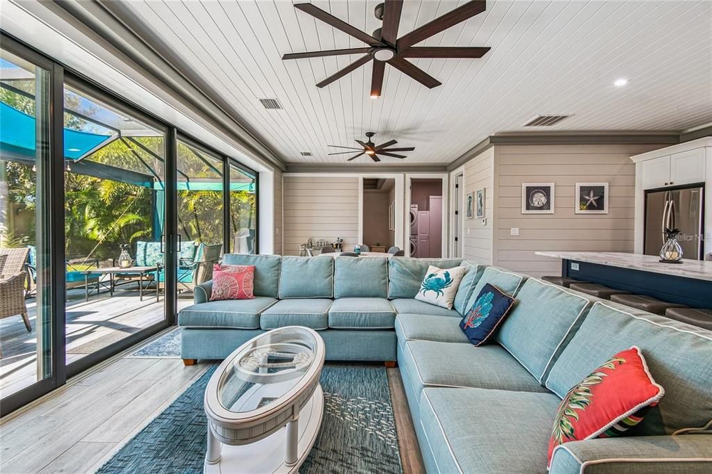 For Sale: $449,000 (1 beds, 1 baths, 1000 Square Feet)