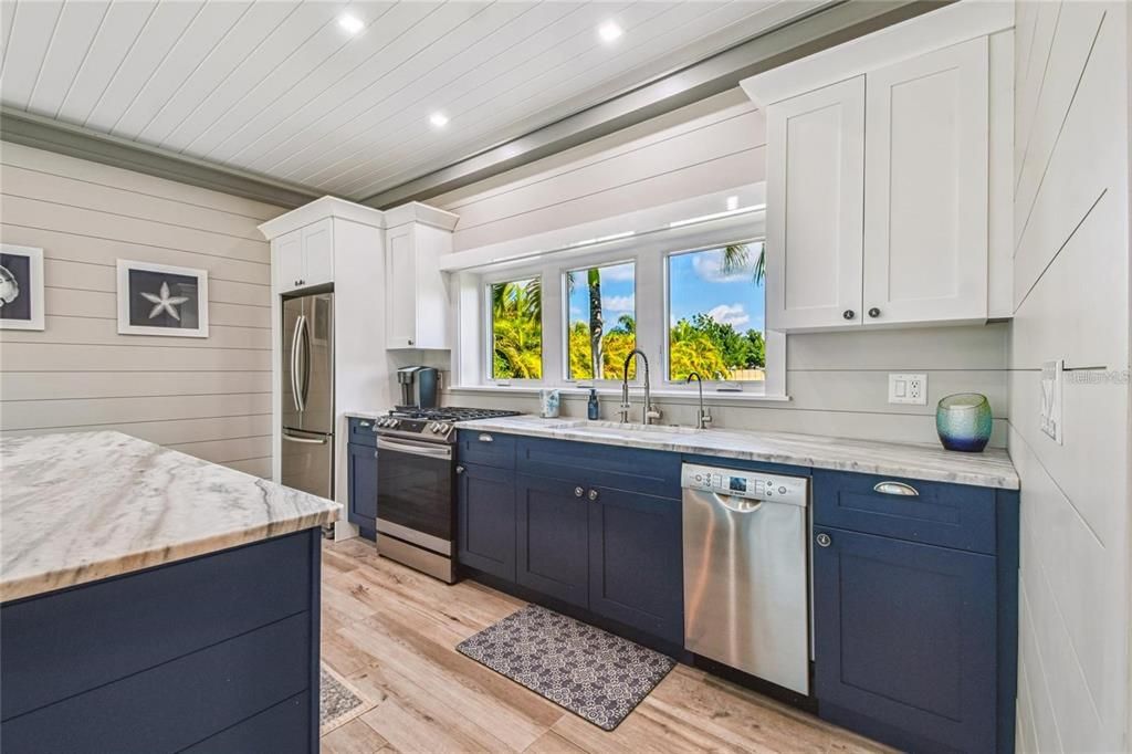 For Sale: $449,000 (1 beds, 1 baths, 1000 Square Feet)