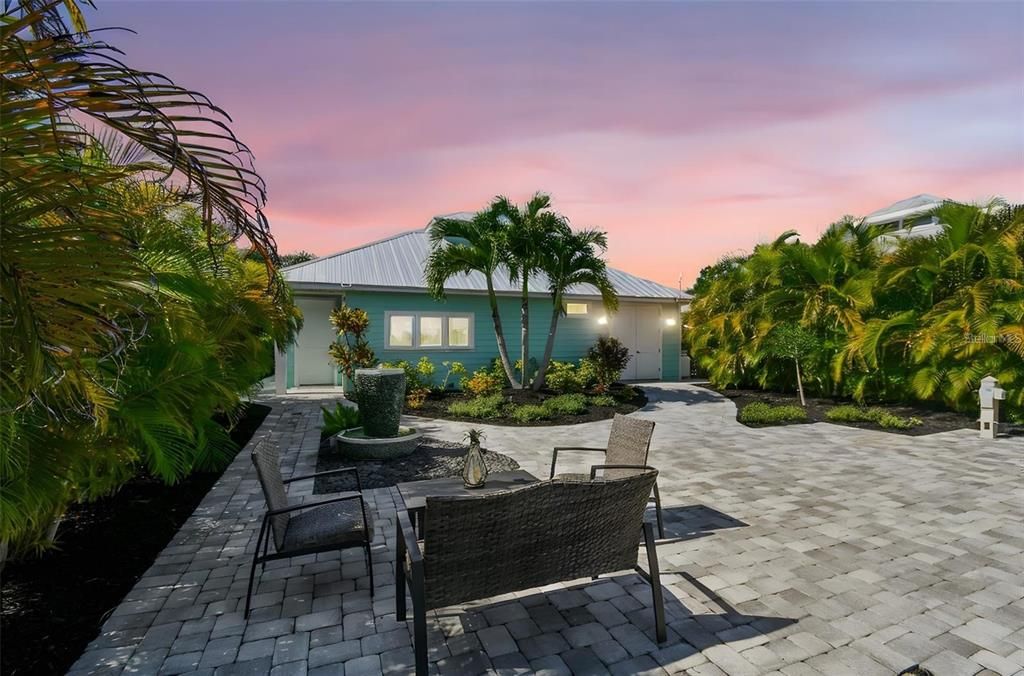 For Sale: $449,000 (1 beds, 1 baths, 1000 Square Feet)