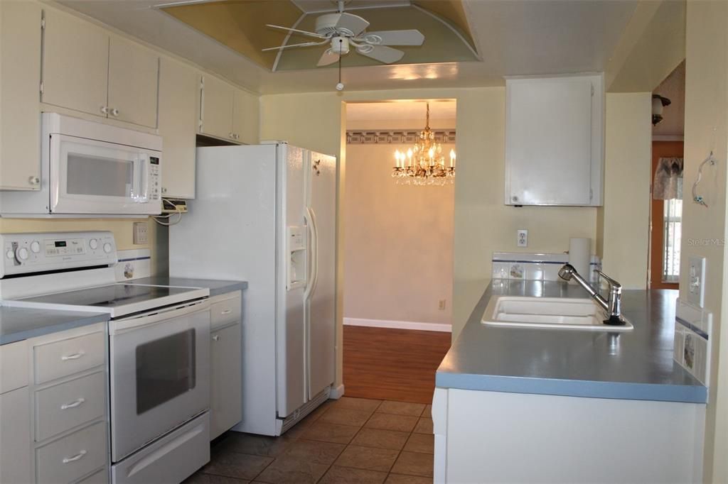 На продажу: $239,000 (2 спален, 2 ванн, 1294 Квадратных фут)